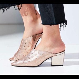 URBAN OUTFITTERS PINK METALLIC POINTY MULE